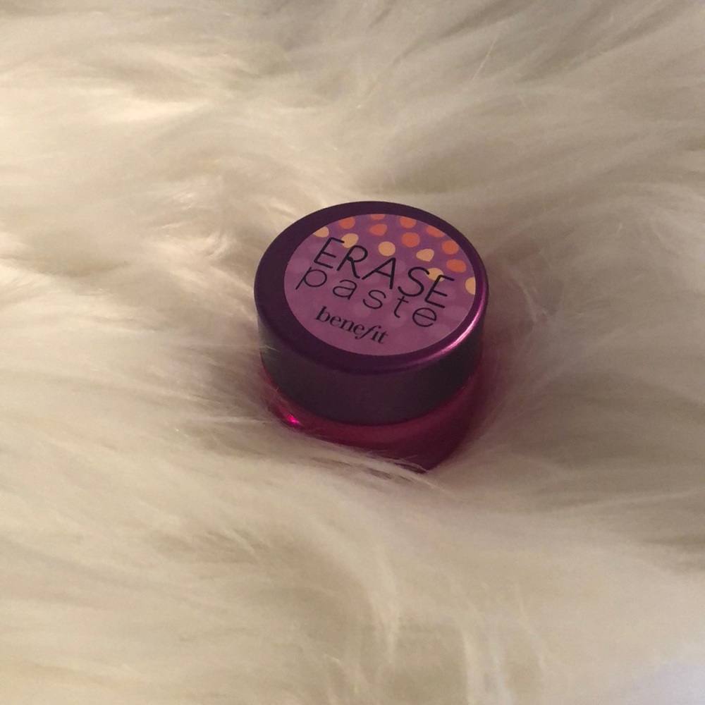Benefit Erase Paste